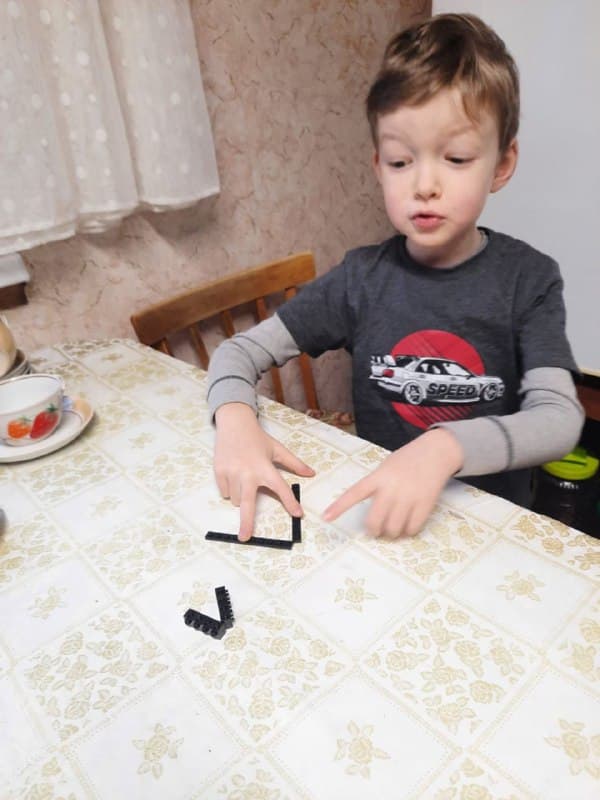 Салих показывает на пальцах как правильно кататься на горных лыжах